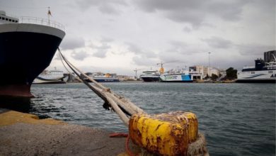 Δεμένα-έως-τις-20:00-τα-πλοία-από-τον-Πειραιά,-σε-ισχύ-το-απαγορευτικό-λόγω-των-θυελλωδών-ανέμων
