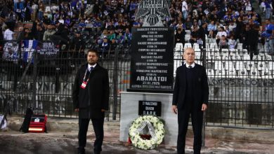 Ελλάδα-–-Γερμανία:-Στεφάνι-στη-μνήμη-των-θυμάτων-των-Τεμπών-κατέθεσε-η-ΕΠΟ
