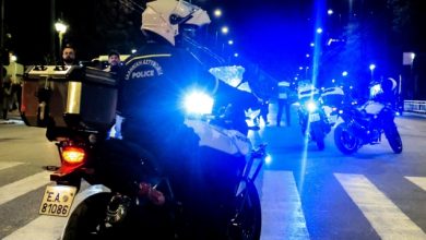 Σύγκρουση-δύο-μοτοσικλετών-στην-Πετρούπολη,-προβλήματα-στην-κυκλοφορία