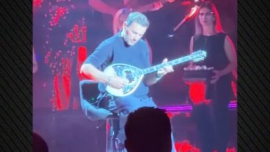 Ο-Νίκος-Βέρτης-έπαιξε-το-«Ώρες-Μικρές»-του-Γιώργου-Μαζωνάκη-στο-μπουζούκι,-δείτε-βίντεο