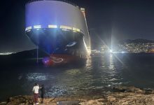 Προσάραξε-φορτηγό-πλοίο-στον-δίαυλο-του-Ναυστάθμου-Σαλαμίνας,-δείτε-βίντεο-και-φωτογραφίες