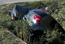 Αγρίνιο:-Δύο-αυτοκίνητα-συγκρούστηκαν-και-κατέληξαν-σε-αρδευτικό-χαντάκι