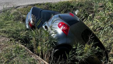 Αγρίνιο:-Δύο-αυτοκίνητα-συγκρούστηκαν-και-κατέληξαν-σε-αρδευτικό-χαντάκι