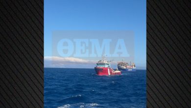 Ξεκίνησε-η-ρυμούλκηση-του-«blue-carrier-2»-προς-την-Ελευσίνα-μετά-την-κατάσβεση-της-πυρκαγιάς