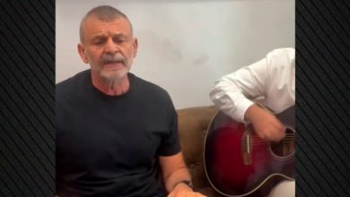 o-Απόστολος-Γκλέτσος-τραγούδησε-και-το-«Παπόρι-από-την-Περσία»,-δείτε-βίντεο