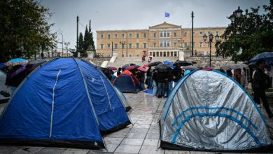 Φοιτητές-κατασκηνώνουν-στη-πλατεία-Συντάγματος,-δείτε-βίντεο-και-φωτογραφίες
