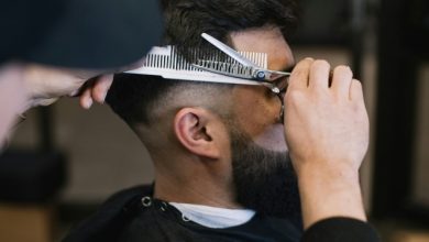 Όταν-ο-κουρέας-γίνεται-ψυχολόγος,-γιατί-οι-άνδρες-τούς-εμπιστεύονται-τα-προβλήματά-τους