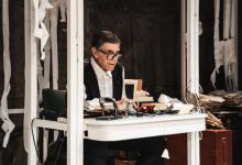 Γιάννης-Μπέζος:-Σκηνοθετεί-και-παίζει-τον-«Έμπορο-της-Βενετίας»-του-Σαίξπηρ