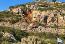 Βράχος-έκοψε-στη-μέση-τον-δρόμο-για-την-παραλία-«Αντονι-Κουίν»-στην-Ρόδο