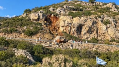 Βράχος-έκοψε-στη-μέση-τον-δρόμο-για-την-παραλία-«Αντονι-Κουίν»-στην-Ρόδο