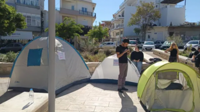 Φοιτητές-έστησαν-σκηνές-έξω-από-την-περιφέρεια-Κρήτης,-διαμαρτύρονται-για-το-κόστος-της-στέγης