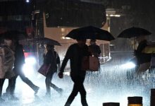 Σε-εξέλιξη-η-κακοκαιρία-στην-Αττική-με-κεραυνούς-και-καταιγίδες,-πού-βρέχει-τώρα