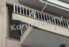 Έπεσαν-κομμάτια-από-μπαλκόνι-στο-κέντρο-της-Κορίνθου,-δείτε-φωτογραφίες
