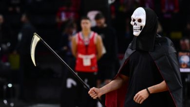 Φίλαθλος-του-Ολυμπιακού-πήγε-ντυμένος…-χάρος-στη-sunel-arena