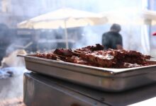 «Αλμυρή»-Τσικνοπέμπτη:-Με-«καπέλο»-50%-σε-σχέση-με-πέρσι-οι-τιμές-και-στο-σπίτι-και-στην-ταβέρνα