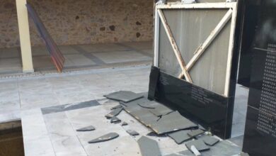 Καισαριανή:-Άγνωστοι-έσπασαν-τη-μαρμάρινη-πλάκα-στο-Μνημείο-των-200-εκτελεσθέντων