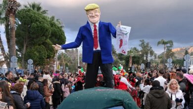 Ναύπλιο:-Έκαψαν-ομοίωμα-του-Ντόναλντ-Τραμπ-στο-καρναβάλι