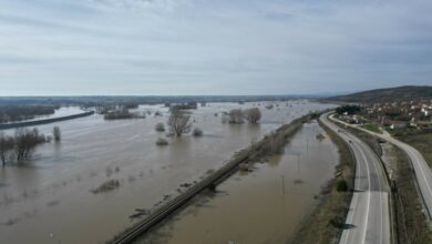 Παραμένει-«στο-κόκκινο»-ο-Έβρος-–-Δραματική-η-κατάσταση-στα-Λάβαρα,-δύσκολη-νύχτα-για-τους-κατοίκους