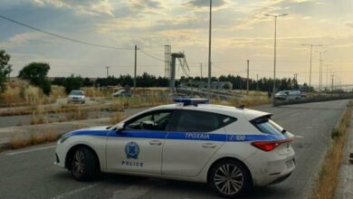 Λάρισα:-Φορτηγό-ξήλωσε-γέφυρα-σήμανσης-και-έπεσε-σε-μάντρα,-ένας-τραυματίας