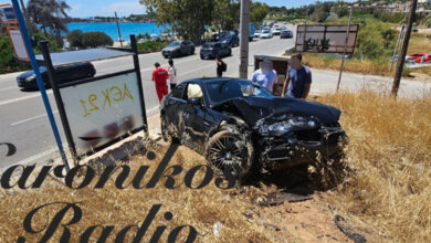 Έκανε-αναστροφή-στην-Αθηνών-Σουνίου-και-προκάλεσε-τροχαίο,-ένας-τραυματίας