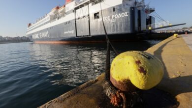 Απέπλευσε-από-τη-Μυτιλήνη-το-«Νήσος-Ρόδος»-μετά-τον-τραυματισμό-καβοδέτη-κατά-την-απόδεση