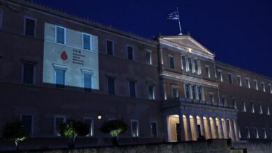 Φωταγώγηση-του-κτιρίου-της-Βουλής-για-τον-εορτασμό-της-Παγκόσμιας-Ημέρας-Εθελοντή-Αιμοδότη