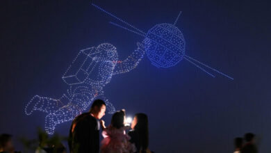 Εντυπωσιακό-θέαμα-με-6.000-drones-να-φωτίζουν-τον-ουρανό-της-Κίνας,-δείτε-βίντεο