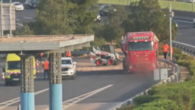 Ανετράπη-φορτηγό-με-μπάζα-στην-Αττική-Οδό,-απεγκλώβισαν-τον-οδηγό,-δείτε-βίντεο