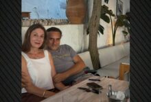 Αγκαλιά-στην-Τήνο-ο-Νίκος-Ψαρράς-και-η-Έλενα-Καρακούλη,-δείτε-φωτογραφίες-από-τις-διακοπές-τους