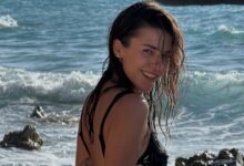 Η-Κάτια-Ταραμπάνκο-φωτογραφίζεται-με-μαύρο-μπικίνι-σε-παραλία-της-Λευκάδας