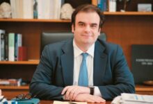 politico:-Κάλεσμα-Μερτς-στον-Πιερρακάκη-για-το-κινέζικο-νόμισμα