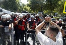 Νέα-διαδήλωση-κατά-του-πολυτελούς-θέρετρου-του-Κούσνερ-στην-Αλβανία:-Επεισόδια-έξω-από-τη-Βουλή