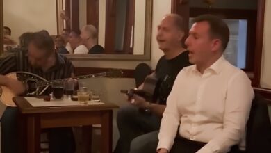 Ο-Παναγιώτης-Δουδωνής-τραγούδησε-σε-ταβέρνα-την-«Παράξενη-κοπέλα»,-δείτε-βίντεο