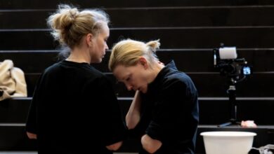 Κέιτ-Μπλάνσετ-και-Νίνα-Χος-στη-σκηνή-του-Εθνικού-Θεάτρου-του-Λονδίνου-με-το-electra/persona