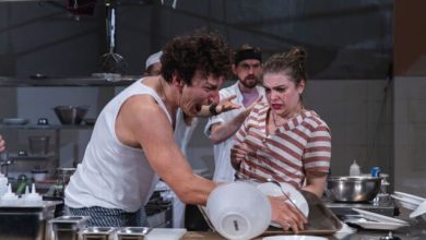«Η-Κουζίνα»:-Η-παράσταση-που-κέδρισε-κοινό-και-κριτικούς-επιστρέφει-στο-Θέατρο-Κιβωτός