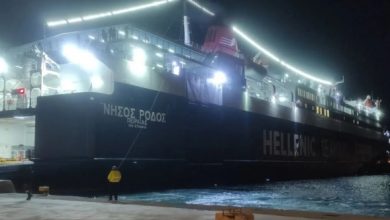 Αποκαταστάθηκε-η-βλάβη-στον-καταπέλτη-και-απέπλευσε-το-«Νήσος-Ρόδος»-από-τον-Πειραιά