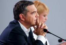 Η-τριπλή-στρατηγική-Τσίπρα:-to-άνοιγμα-στο-ΠΑΣΟΚ,-ο-«κορεσμός»-Μητσοτάκη-και-οι-δεύτερες-κάλπες