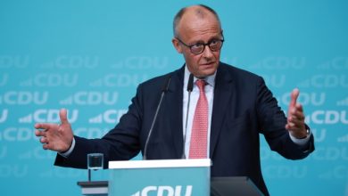 Η-μεγάλη-κρίση-του-Μερτς:-Από-«σωτήρας»,-αποδιοπομπαίος-τράγος