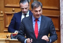 ΠΑΣΟΚ-κατά-Θεοχάρη-για-τα-«κόμματα-των-κακομοίρηδων»:-Προσβάλλουν-και-διαιρούν-τον-λαό