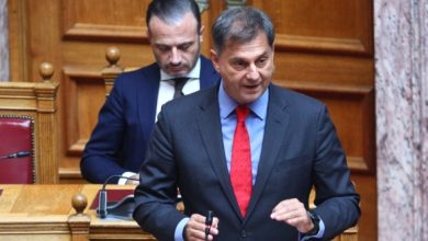 ΠΑΣΟΚ-κατά-Θεοχάρη-για-τα-«κόμματα-των-κακομοίρηδων»:-Προσβάλλουν-και-διαιρούν-τον-λαό