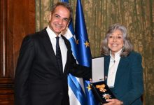 Η-Ελλάδα-τίμησε-την-ελληνοαμερικανίδα-βουλευτή-Ντίνα-Τάιτους-–-Η-ανάρτηση-με-τον-Μητσοτάκη