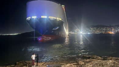 Προσάραξε-φορτηγό-πλοίο-στον-δίαυλο-του-Ναυστάθμου-Σαλαμίνας,-δείτε-βίντεο-και-φωτογραφίες