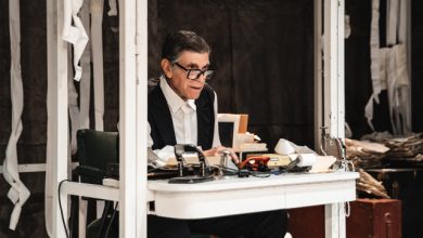 Γιάννης-Μπέζος:-Σκηνοθετεί-και-παίζει-τον-«Έμπορο-της-Βενετίας»-του-Σαίξπηρ