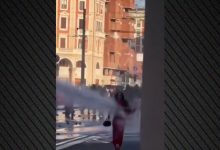Δείτε-βίντεο:-Η-στιγμή-που-κανόνι-νερού-χτυπά-διαδηλώτρια-στην-Ιταλία-και-την-πετά-στο-έδαφος