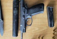 Συνελήφθη-19χρονος-στα-Άνω-Λιόσια-που-κυκλοφορούσε-με-πιστόλι-με-σιγαστήρα-και-μαχαίρι