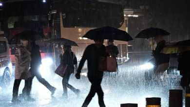 Σε-εξέλιξη-η-κακοκαιρία-στην-Αττική-με-κεραυνούς-και-καταιγίδες,-πού-βρέχει-τώρα